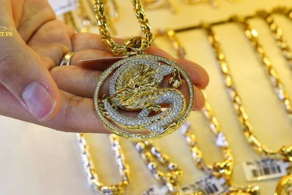 Điều gì ảnh hưởng đến quyết định mua bán vàng của nhà đầu tư lớn?