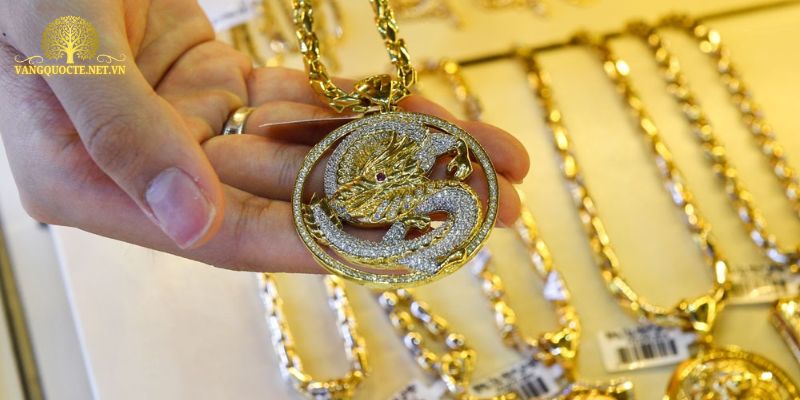 Điều gì ảnh hưởng đến quyết định mua bán vàng của nhà đầu tư lớn?